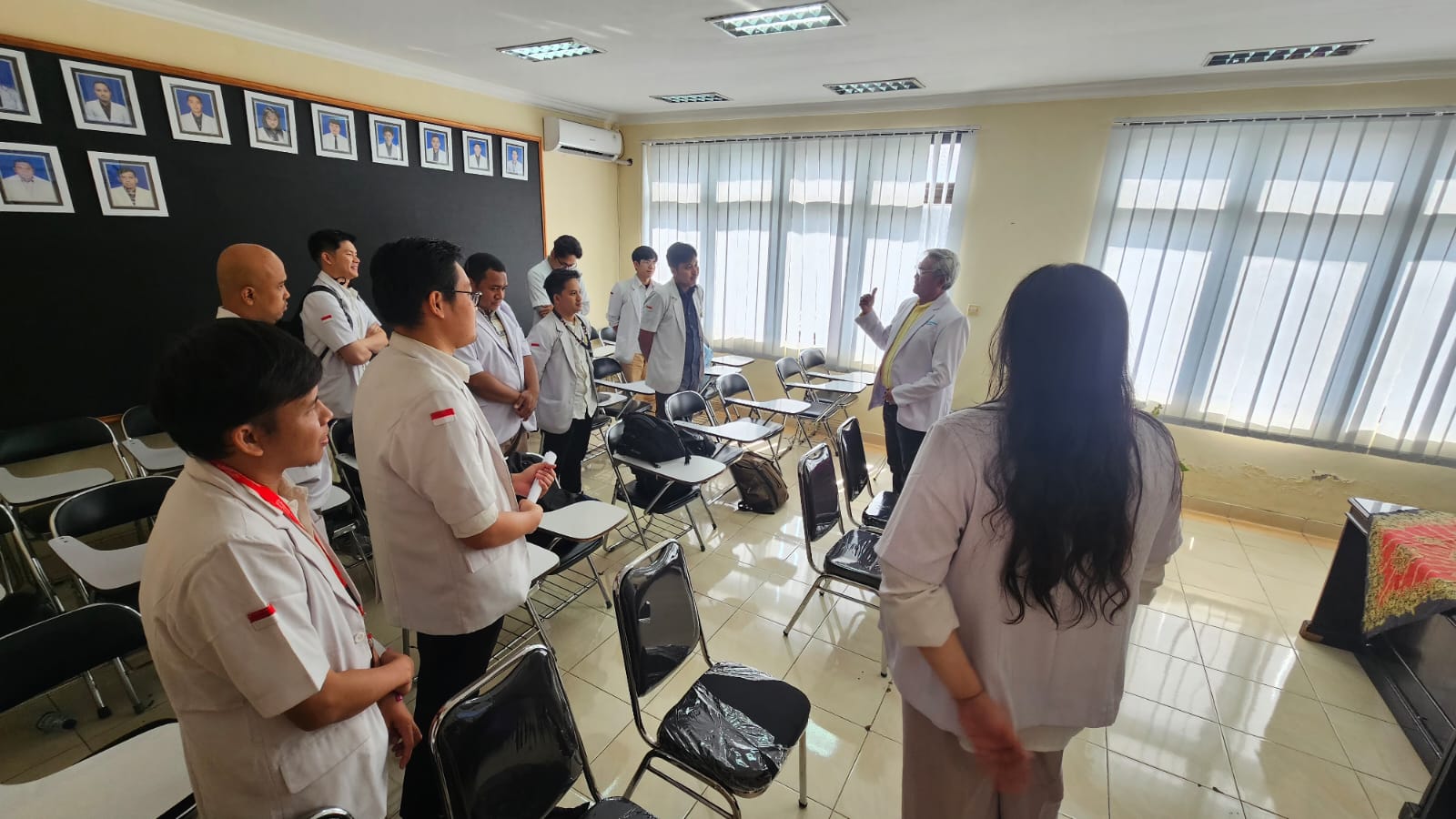 *Pertemuan Rumah Sakit Pemberi Rekomendasi PPDS dan Program Studi Spesialis BTKV FK UNUD*

Senin, 07 Juli 2025 – Program Studi Spesialis BTKV Fakultas Kedokteran Universitas Udayana menyelenggarakan sebuah kegiatan strategis yang menghadirkan para pemangku kepentingan utama dalam bidang pendidikan kedokteran dan layanan kesehatan lanjutan di Indonesia terutama di bidang pelayanan Bedah Toraks, Jantung, dan Pembuluh Darah.

Acara ini turut dihadiri oleh:
1. Direktur Jenderal Sumber Daya Manusia Kesehatan Kementerian Kesehatan Republik Indonesia
2. Direktur Jenderal Pelayanan Kesehatan Lanjutan Kementerian Kesehatan RI
3. Ketua Kolegium Bedah Toraks Kardiak dan Vaskular Indonesia
4. Ketua Perhimpunan Bedah Toraks Kardiak Vaskular Indonesia (HBTKVI)
5. Rektor Universitas Udayana
6. Dekan Fakultas Kedokteran Universitas Udayana
7. Perwakilan RSUP IGNG Ngoerah sebagai Rumah Sakit Pendidikan Utama 
8. Jajaran staf Dosen Prodi Spesialis BTKV FK Unud.

Pertemuan ini menjadi wadah sinergi antara institusi pendidikan, organisasi profesi, dan pemerintah dalam mendukung transformasi pendidikan kedokteran spesialis di Indonesia, khususnya dalam bidang Bedah Toraks Kardiak dan Vaskular (BTKV). 

Berbagai topik penting dibahas, termasuk situasi persiapan pelayanan bidang BTKV saat ini dan perencanaan selama beberapa tahun kedepan terutama dalam hal Sumber Daya Manusia, Sarana, dan Peralatan Kesehatan, dalam rangka mempersiapkan pelayanan terbaik dan merata di seluruh Republik Indonesia.

Diharapkan, pertemuan ini menjadi langkah konkret dalam menciptakan sistem pendidikan kedokteran yang lebih adaptif, merata, dan responsif terhadap tantangan layanan kesehatan nasional.