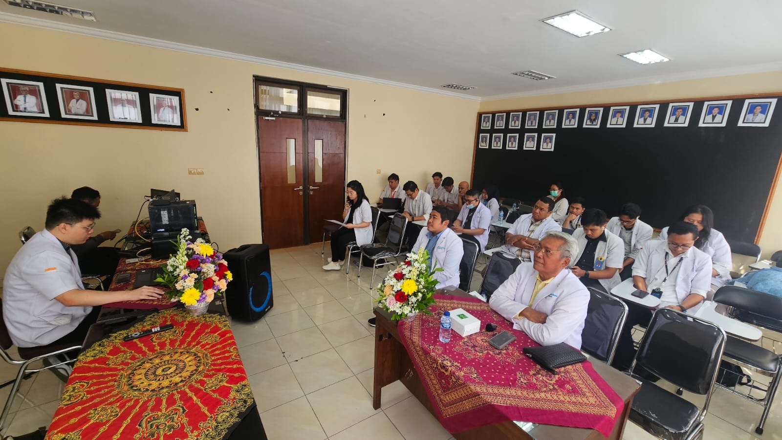 *Pertemuan Rumah Sakit Pemberi Rekomendasi PPDS dan Program Studi Spesialis BTKV FK UNUD*

Senin, 07 Juli 2025 – Program Studi Spesialis BTKV Fakultas Kedokteran Universitas Udayana menyelenggarakan sebuah kegiatan strategis yang menghadirkan para pemangku kepentingan utama dalam bidang pendidikan kedokteran dan layanan kesehatan lanjutan di Indonesia terutama di bidang pelayanan Bedah Toraks, Jantung, dan Pembuluh Darah.

Acara ini turut dihadiri oleh:
1. Direktur Jenderal Sumber Daya Manusia Kesehatan Kementerian Kesehatan Republik Indonesia
2. Direktur Jenderal Pelayanan Kesehatan Lanjutan Kementerian Kesehatan RI
3. Ketua Kolegium Bedah Toraks Kardiak dan Vaskular Indonesia
4. Ketua Perhimpunan Bedah Toraks Kardiak Vaskular Indonesia (HBTKVI)
5. Rektor Universitas Udayana
6. Dekan Fakultas Kedokteran Universitas Udayana
7. Perwakilan RSUP IGNG Ngoerah sebagai Rumah Sakit Pendidikan Utama 
8. Jajaran staf Dosen Prodi Spesialis BTKV FK Unud.

Pertemuan ini menjadi wadah sinergi antara institusi pendidikan, organisasi profesi, dan pemerintah dalam mendukung transformasi pendidikan kedokteran spesialis di Indonesia, khususnya dalam bidang Bedah Toraks Kardiak dan Vaskular (BTKV). 

Berbagai topik penting dibahas, termasuk situasi persiapan pelayanan bidang BTKV saat ini dan perencanaan selama beberapa tahun kedepan terutama dalam hal Sumber Daya Manusia, Sarana, dan Peralatan Kesehatan, dalam rangka mempersiapkan pelayanan terbaik dan merata di seluruh Republik Indonesia.

Diharapkan, pertemuan ini menjadi langkah konkret dalam menciptakan sistem pendidikan kedokteran yang lebih adaptif, merata, dan responsif terhadap tantangan layanan kesehatan nasional.